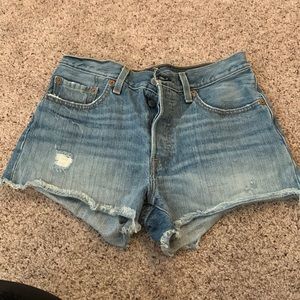 Levi’s cropped denim shorts size 27